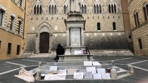 I No Vax tornano in piazza a Siena: "E' una dittatura, non una pandemia. Perch&egrave; il vaccino?"