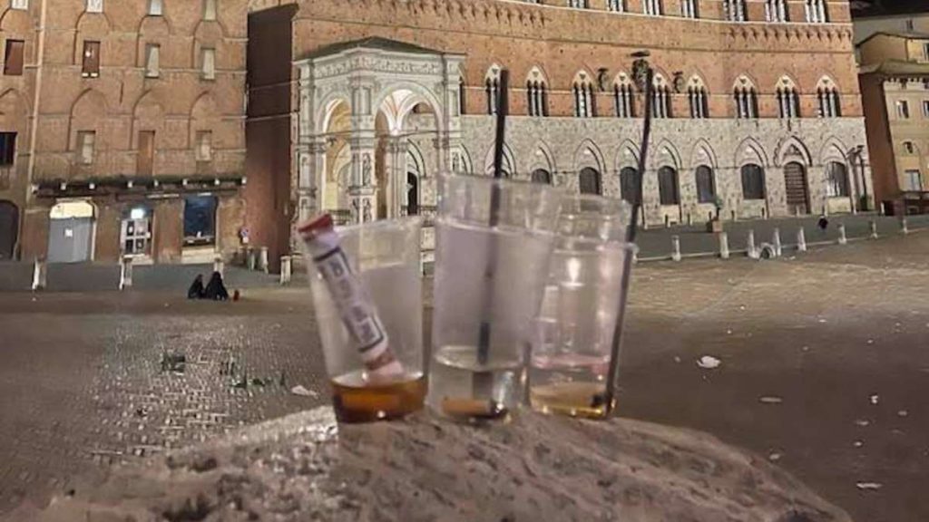 Bottiglie e rifiuti abbandonati in Piazza del Campo dopo la movida