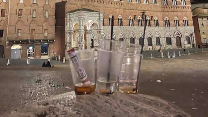 Bottiglie e rifiuti abbandonati in Piazza del Campo dopo la movida