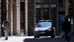 Molestie ai passanti in centro, denunciato e allontanato da Siena