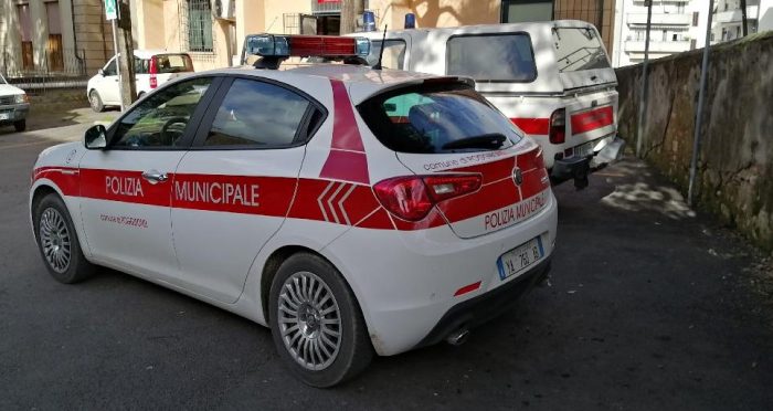 Poggibonsi, agenti della Polizia Locale aggrediti durante un intervento