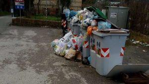 Santa Regina: cassonetti strapieni e piazzola inondata di rifiuti