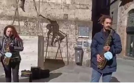 Omaggio a San Valentino nel primo giorno di Siena in zona arancione