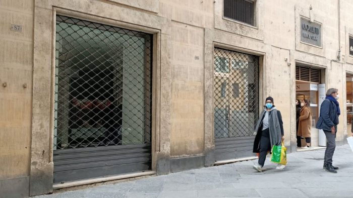 Centro storico sempre pi&ugrave; deserto: chiude anche Swatch