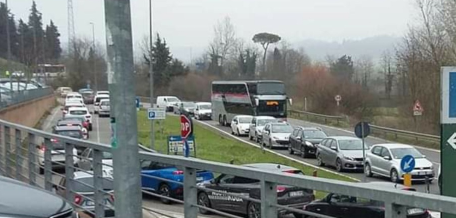 Covid: Drive Throgh di Poggibonsi, 360 tamponi e problemi di traffico