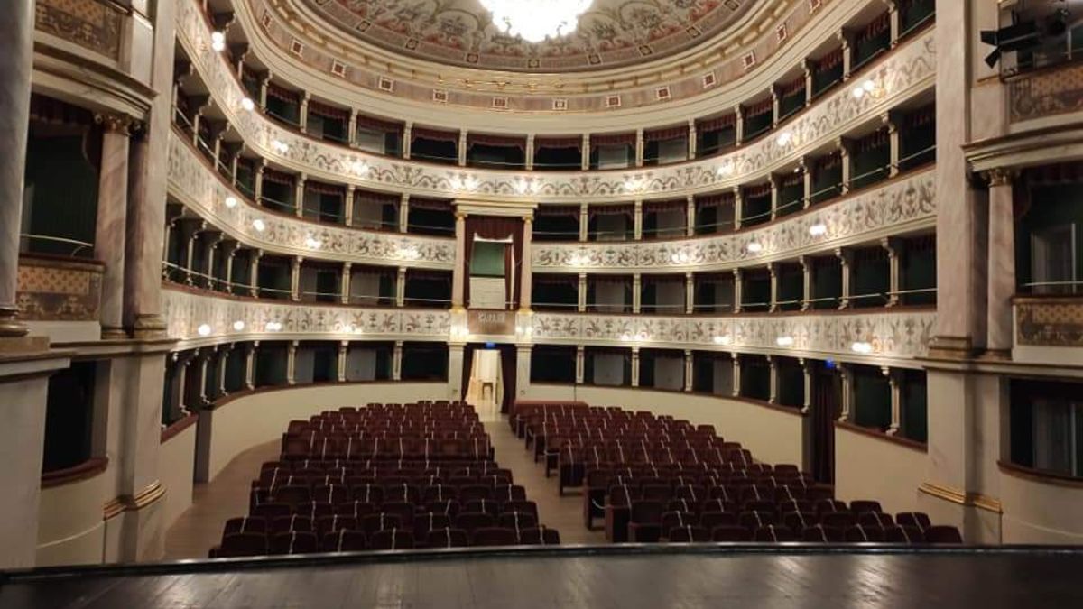 Marco Paolini in scena con "Sani" sul palco dei Rinnovati di Siena
