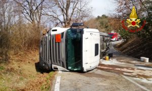 Cisterna di gasolio si ribalta sulla Sp 29