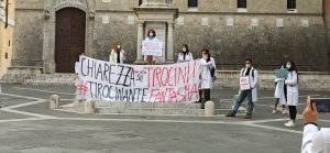 Gli studenti di medicina di Siena scendono in piazza: "Basta tirocini fantasma, vogliamo chiarezza"