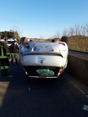 Incidente sulla tangenziale, si ribalta un'auto: ferita una donna