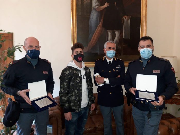 Giovane soccorso e salvato dalla Polizia ringrazia gli agenti