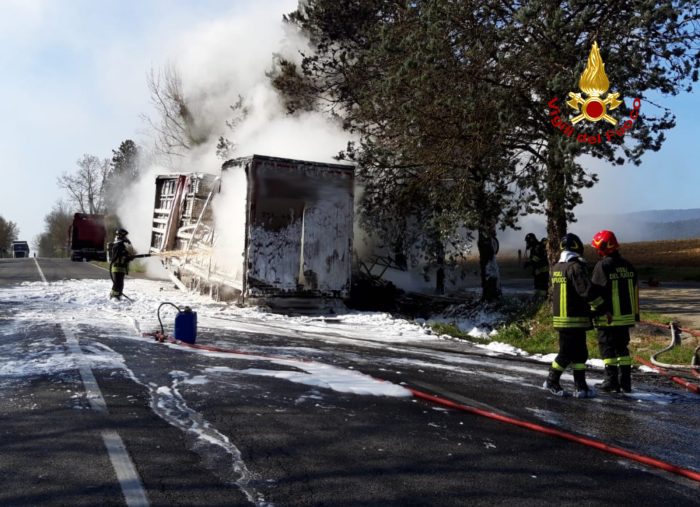 Mezzo pesante a fuoco, riaperta la Siena-Grosseto