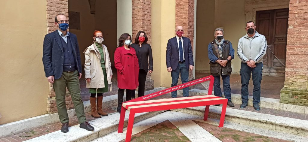 Universit&agrave; di Siena e Universit&agrave; per Stranieri di Siena: inaugurate due panchine rosse contro la violenza sulle donne