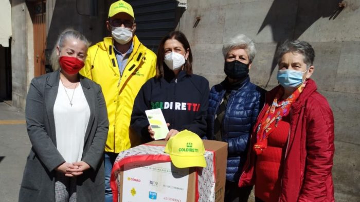Pacchi alimentari ai bisognosi, preziosa donazione di Coldiretti a AIL Siena - Grosseto