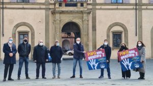 Festa del Babbo, flash mob di Fratelli d'Italia davanti alla Prefettura