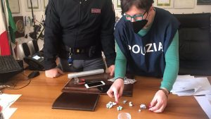 Nasconde la droga in bocca per 10 ore: spacciatore tradito dal tampone Covid