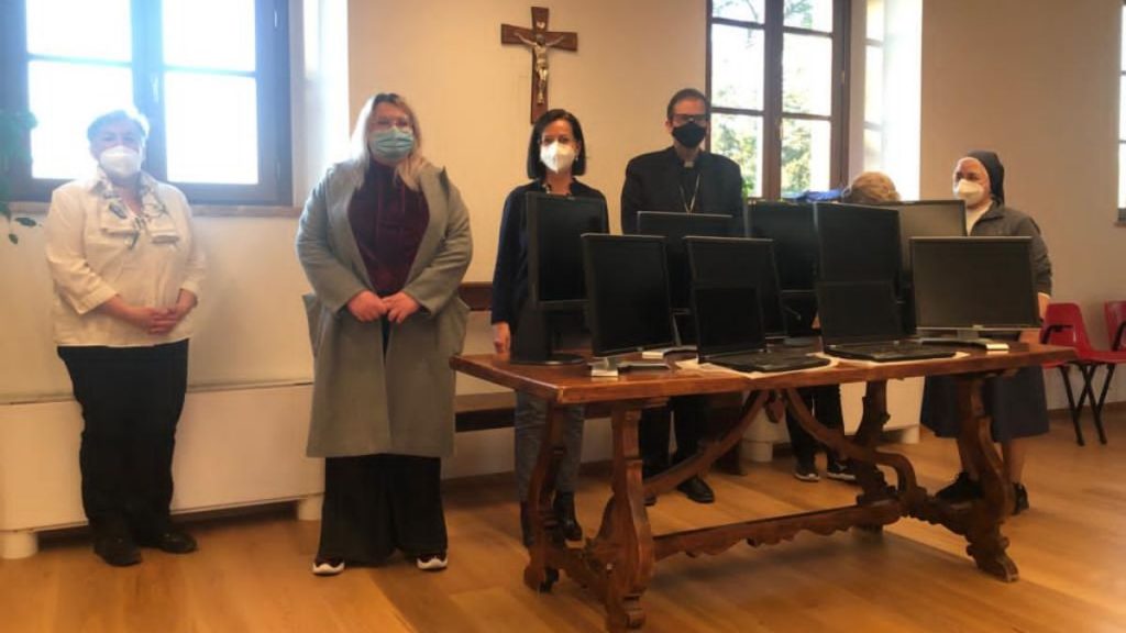 Siena: da Rotary e Rotaract ecco 10 pc portatili alla Caritas Diocesana per gli studenti in difficolt&agrave;