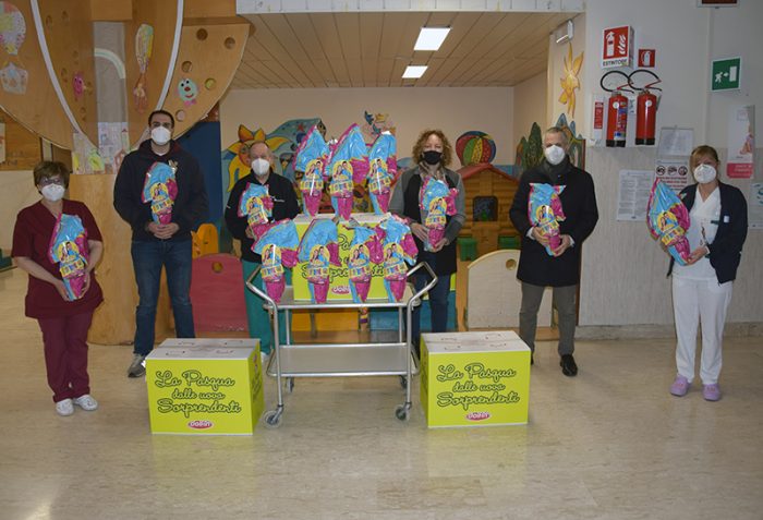 Gruppo piccoli contrada della Torre, uova di Pasqua ai bimbi di pediatria