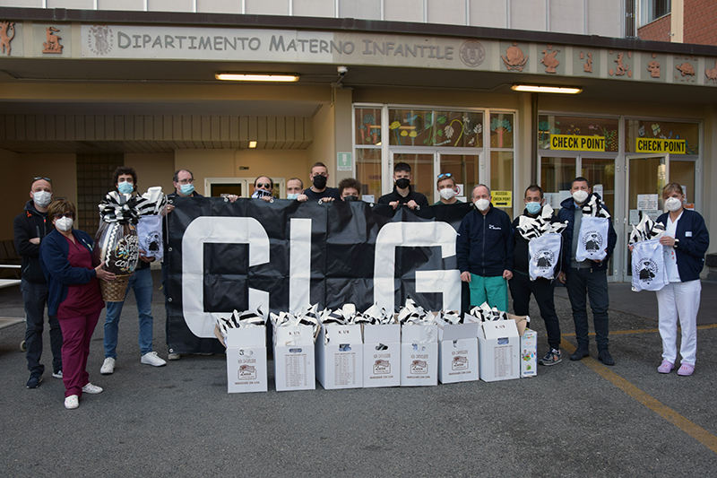 La Curva Robur Lorenzo Guasparri dona le uova di Pasqua ai piccoli pazienti delle Scotte