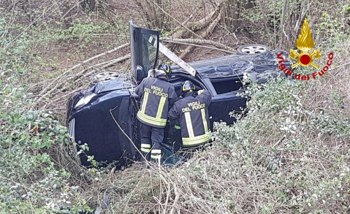 Incidente sulla Ss 223, auto va fuori strada e si ribalta: intervento dei vigili del fuoco
