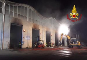 Capannone smaltimento rifiuti in fiamme, intervento dei vigili del fuoco