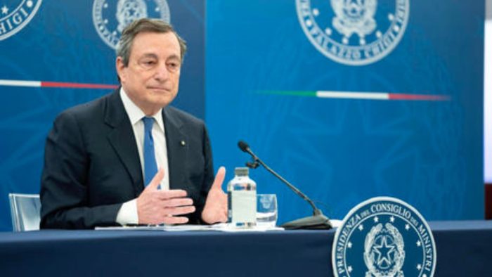 Covid, Draghi: "Verso obbligo vaccinale e terza dose. Il Green pass sar&agrave; esteso"