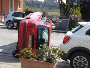 Pianella: camion aggancia auto e la ribalta, rocambolesco incidente