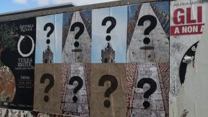 Punti interrogativi sparsi in città: che cosa significano?