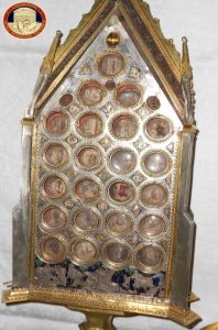 A 32 anni dal furto, i carabinieri restituiscono il reliquiario di San Galgano e altri preziosi manufatti