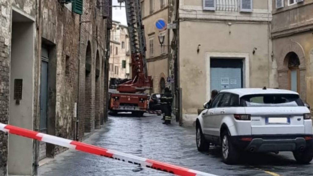 Cade un mattone: temporaneamente chiusa via del Giglio