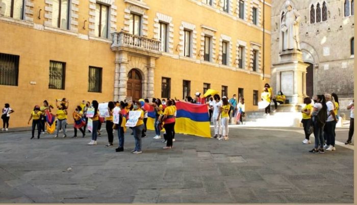 Riforma fiscale, in piazza Salimbeni protesta anche la comunit&agrave; colombiana senese