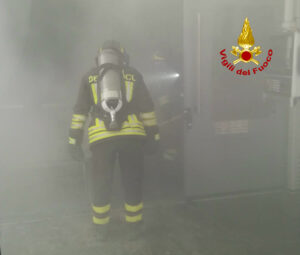 Incendio in fabbrica di materie plastiche , intervento dei vigili del fuoco