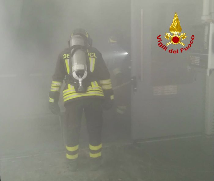 Incendio in fabbrica di materie plastiche , intervento dei vigili del fuoco