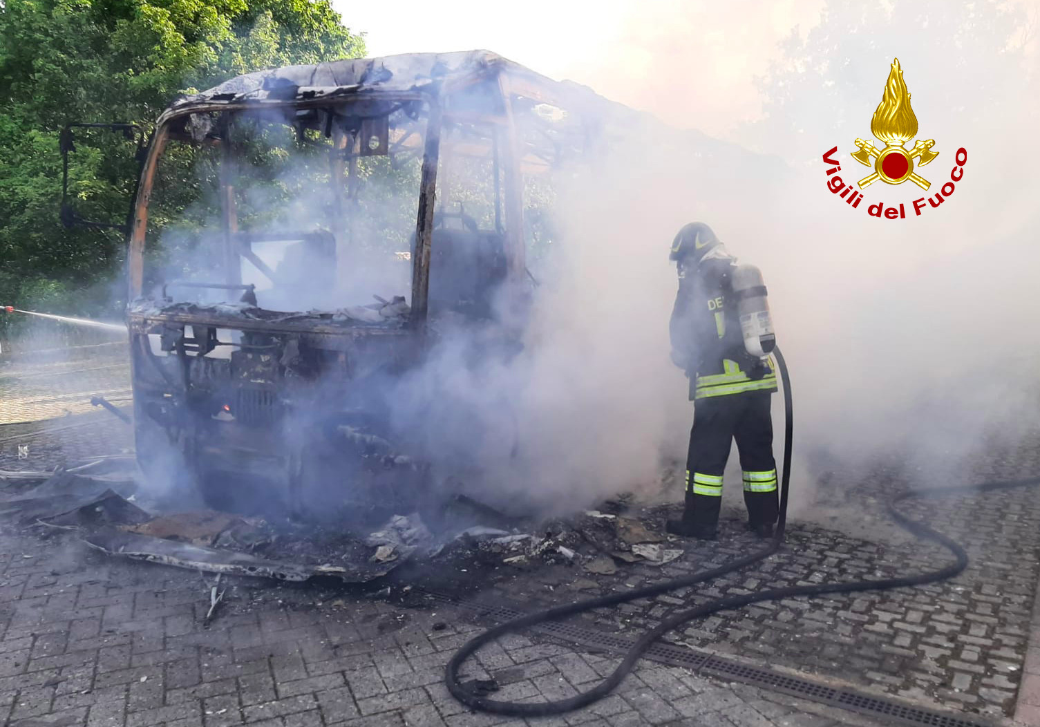 Autobus avvolto dalle fiamme a Chiusdino