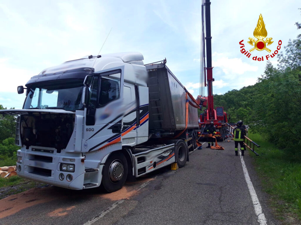Monte Amiata, si ribalta su un fianco mezzo pesante carico di tronchi di legno