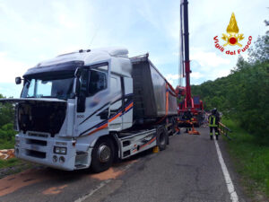 Monte Amiata, si ribalta su un fianco mezzo pesante carico di tronchi di legno