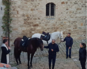 Andrea Bocelli in viaggio lungo la Francigena fa tappa nei borghi del senese