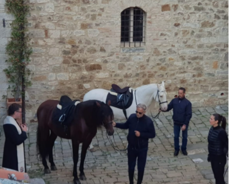 Andrea Bocelli in viaggio lungo la Francigena fa tappa nei borghi del senese