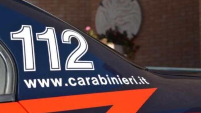 Tenta di uccidere il vicino di casa con un cacciavite: arrestato 88enne