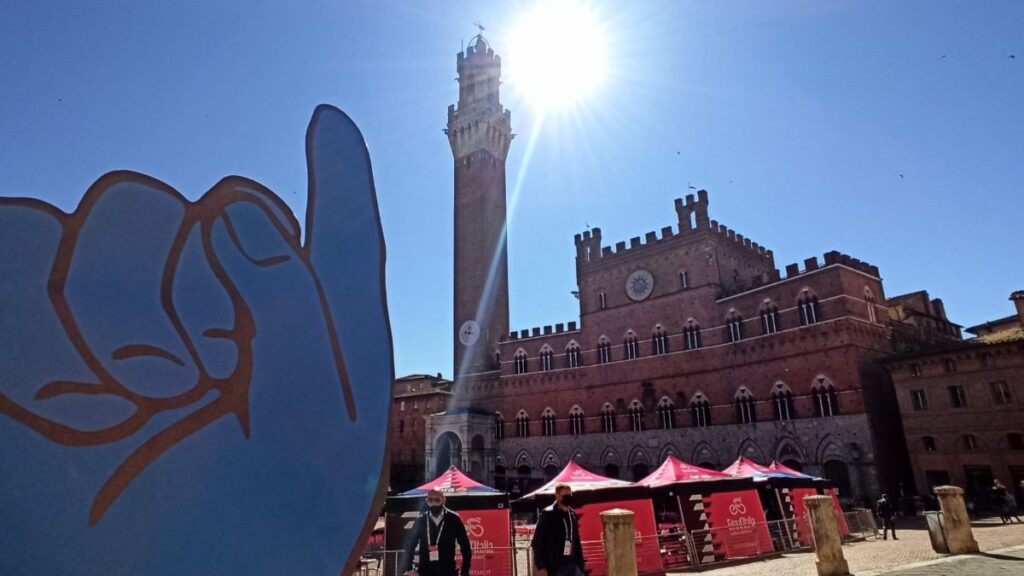 La tappa del Giro d'Italia parte da Piazza del Campo: l'entusiasmo della città