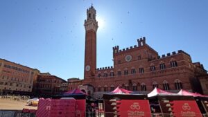 Il Giro d'Italia arriva in Piazza del Campo