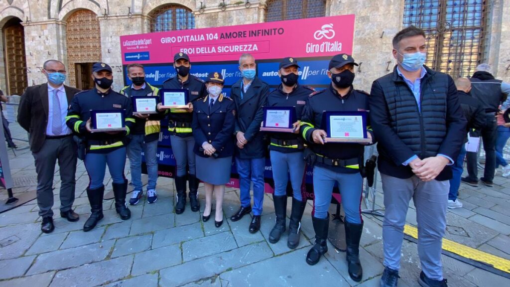 Polizia di Stato e Autostrade per l&rsquo;Italia: per la tappa del Giro a Siena premiati gli "eroi della sicurezza"