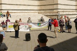 5G e Smart City, in Piazza Duomo la manifestazione contro il governo Draghi