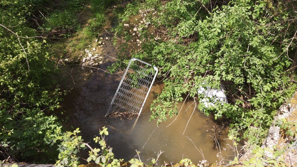 Rifiuti abbandonati nel fosso Bagnaccio: intervento del Consorzio di Bonifica