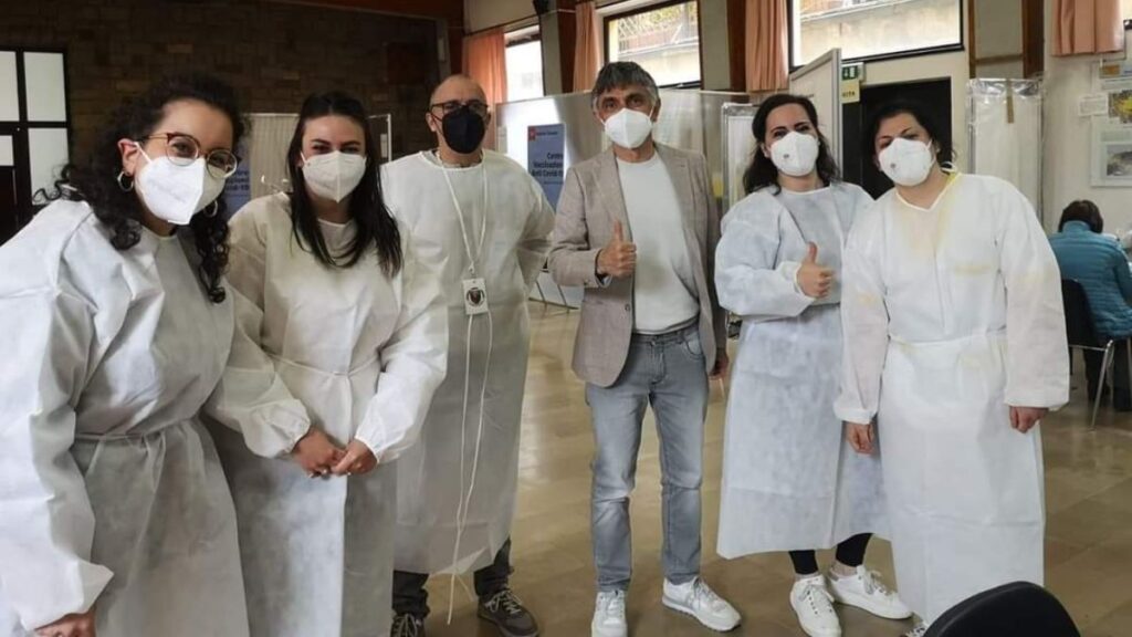 L'attore Vincenzo Salemme vaccinato ad Abbadia San Salvatore