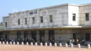 Siena: tenta di rubare borsa a ragazza sul treno e resiste ai poliziotti. Denunciato 23enne