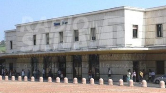 Siena: tenta di rubare borsa a ragazza sul treno e resiste ai poliziotti. Denunciato 23enne