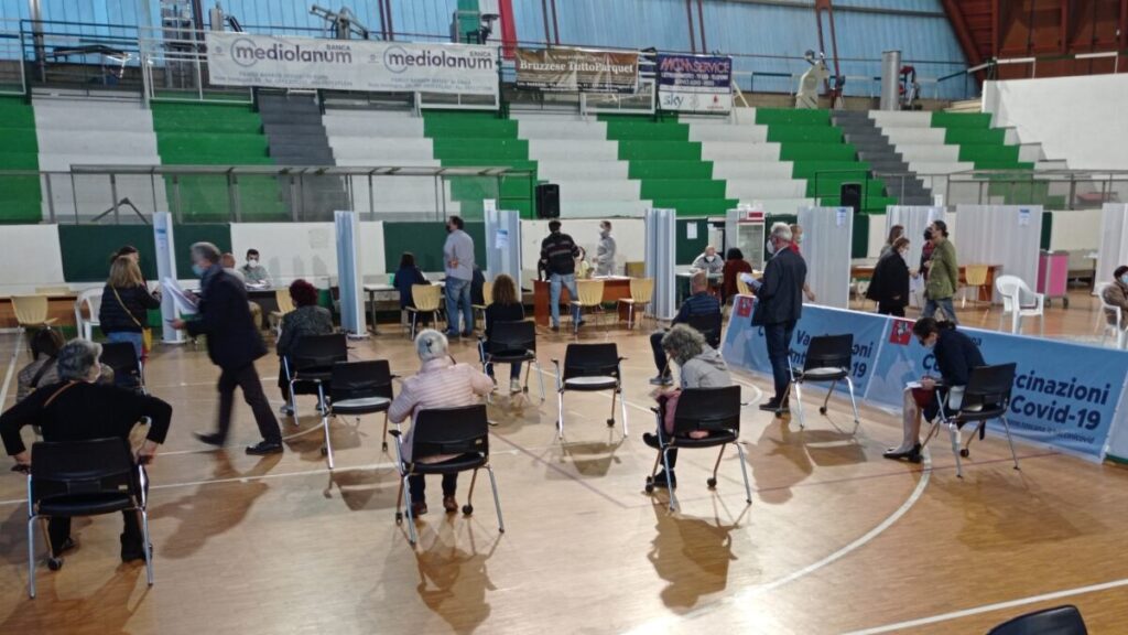Covid: Vaccino day al PalaGiannelli per over 60 senza prenotazione, tanti in fila per cogliere la possibilità
