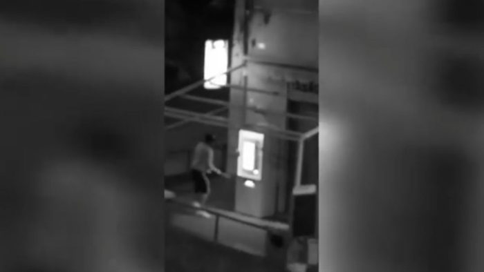Vandalismo a Ravacciano: uomo colpisce violentemente il distributore di sigarette