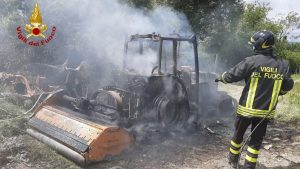 Trattore prende fuoco, intervengono i Vigili del Fuoco
