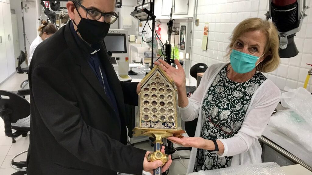 Reliquiario di San Galgano: l'arcivescovo Lojudice lo consegna ai Musei Vaticani per il restauro